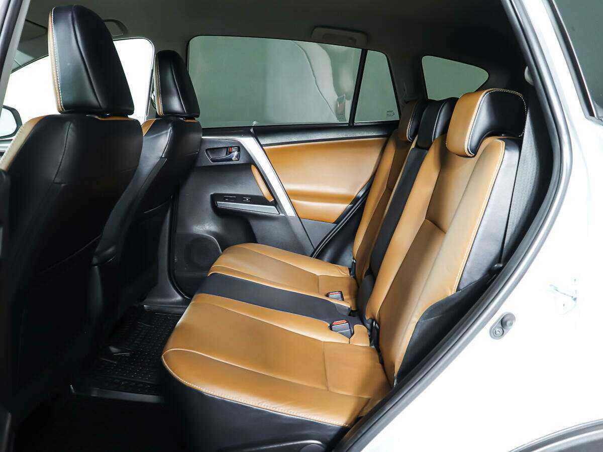 Toyota RAV4 с пробегом — 2018 год. Фото: #9