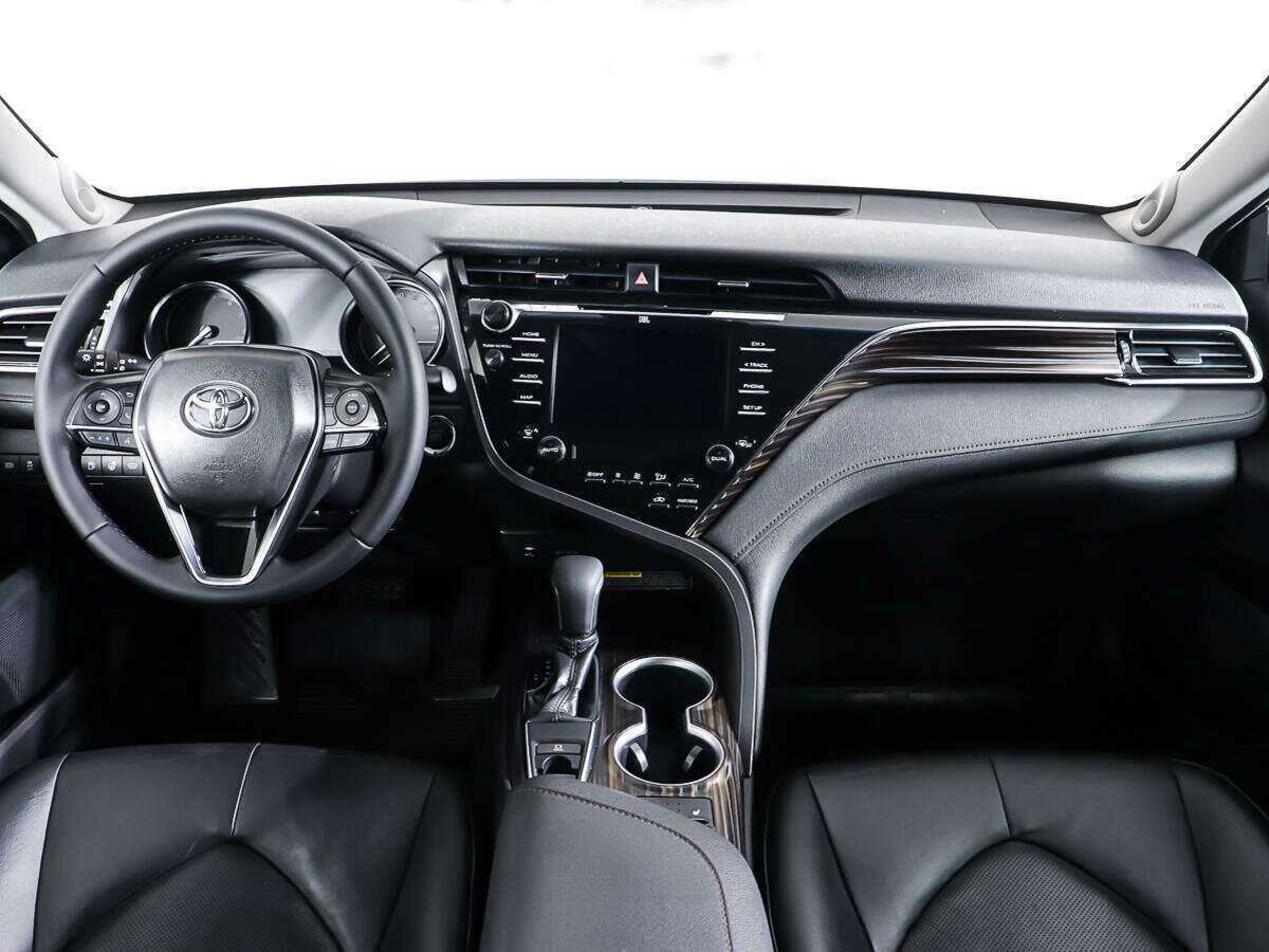 Toyota Camry с пробегом — 2018 год. Фото: #10