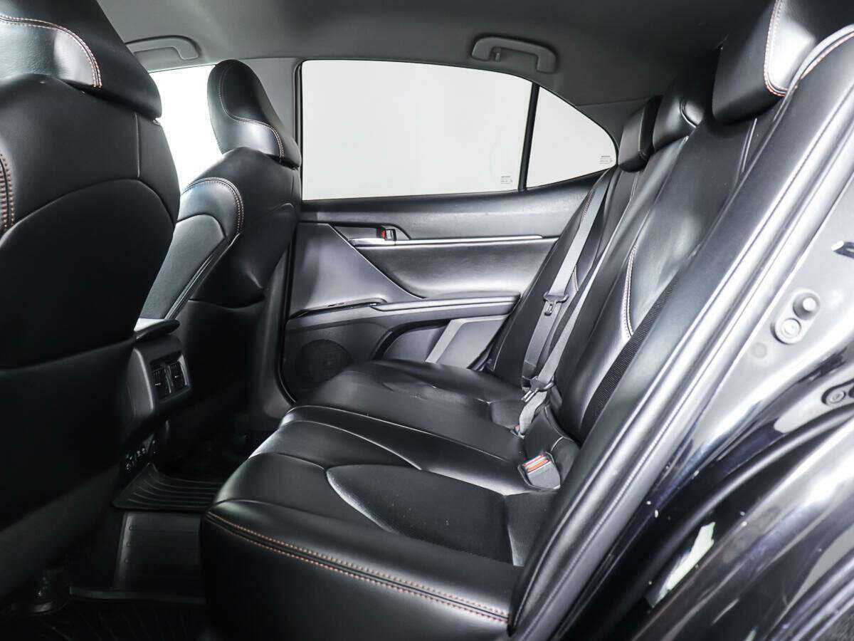 Toyota Camry с пробегом — 2018 год. Фото: #9