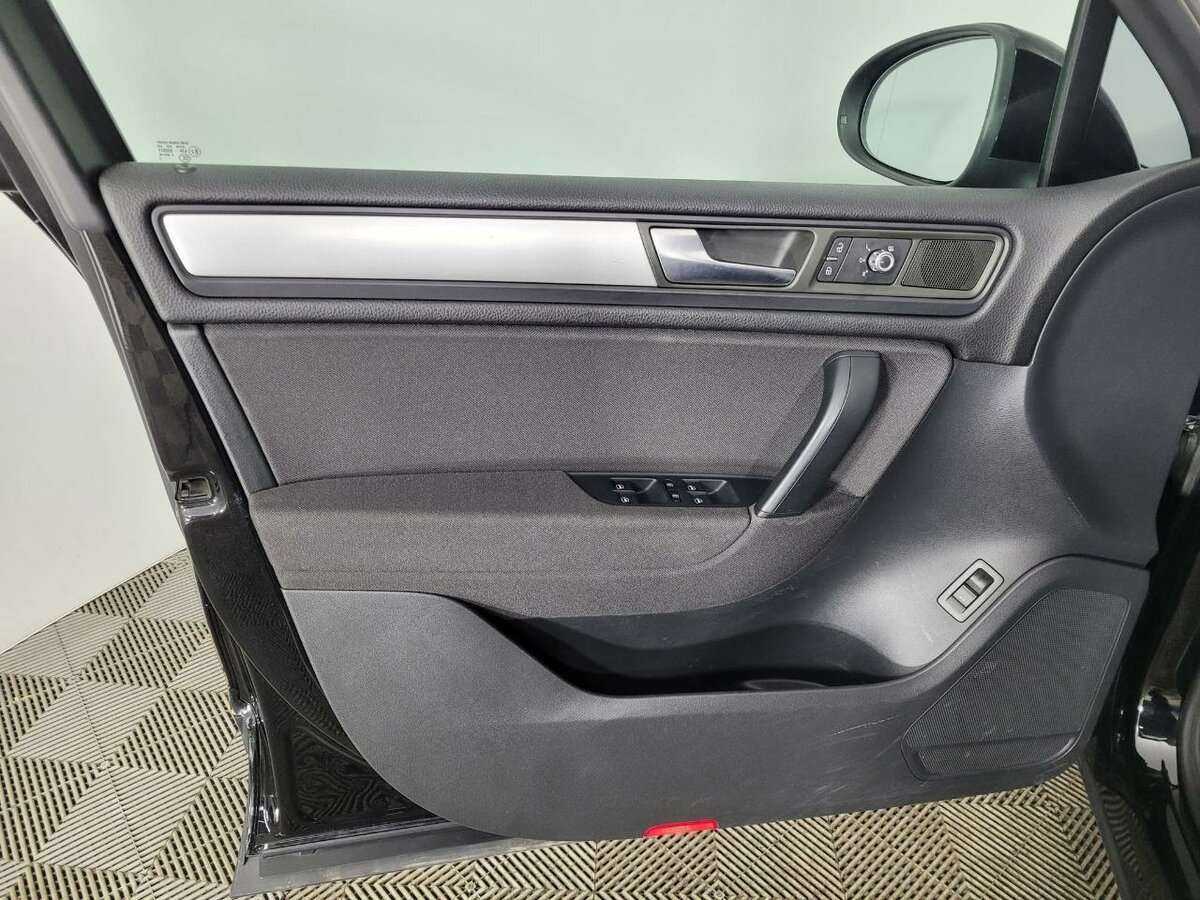 Volkswagen Touareg с пробегом — 2012 год. Фото: #7