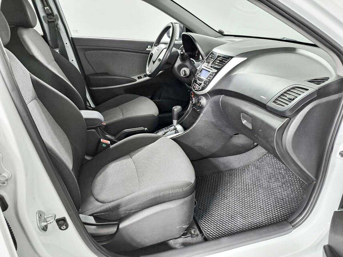 Hyundai Solaris с пробегом — 2013 год. Фото: #10