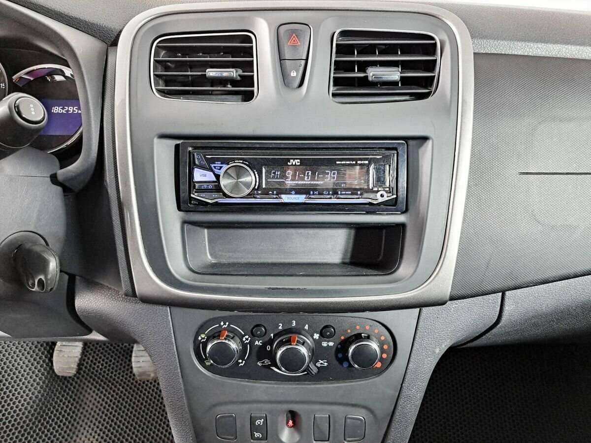 Renault Sandero с пробегом — 2015 год. Фото: #12