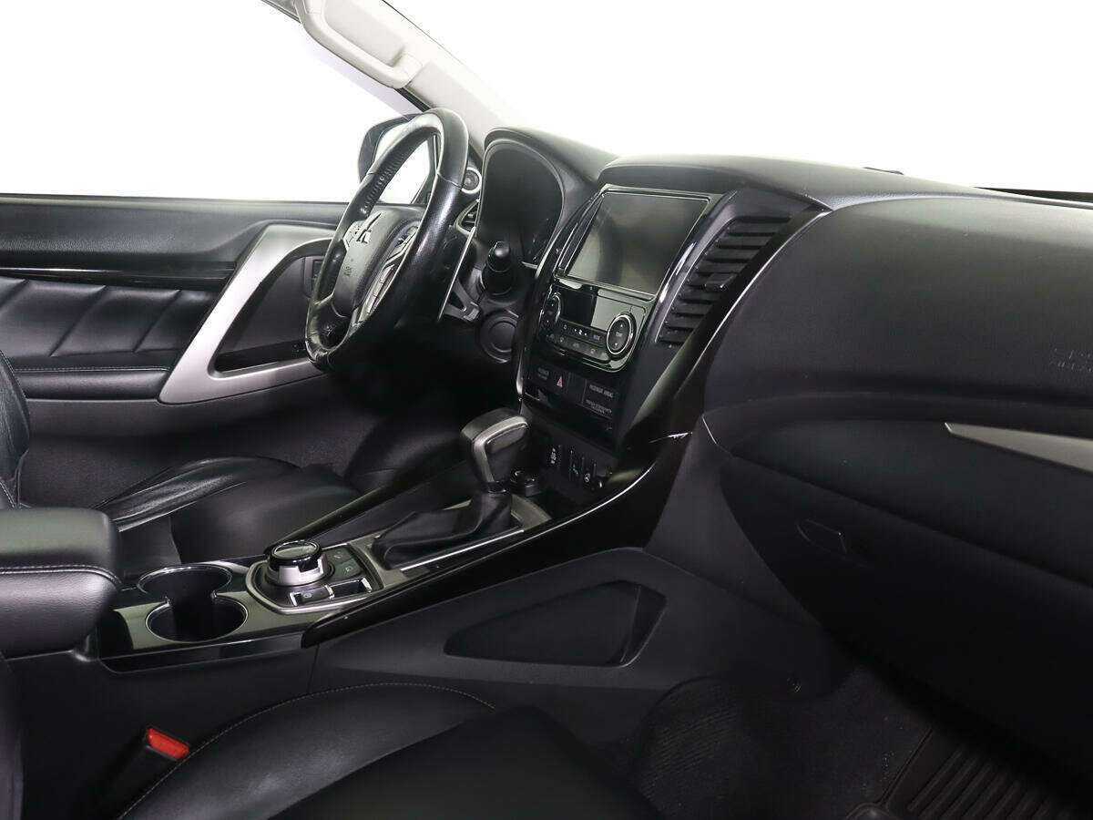 Mitsubishi Pajero Sport с пробегом — 2017 год. Фото: #7
