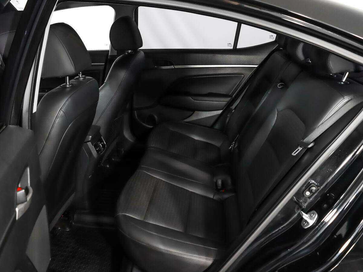 Hyundai Elantra с пробегом — 2017 год. Фото: #9