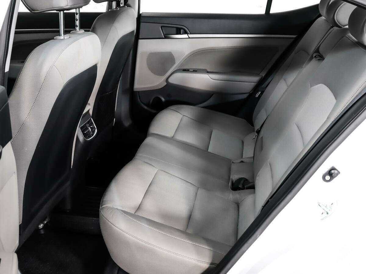 Hyundai Elantra с пробегом — 2017 год. Фото: #9