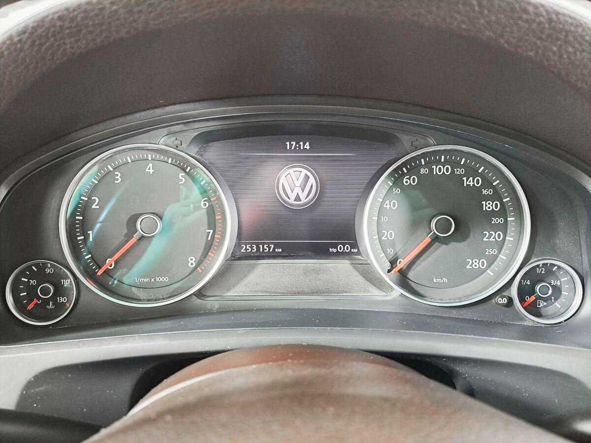 Volkswagen Touareg с пробегом — 2012 год. Фото: #8