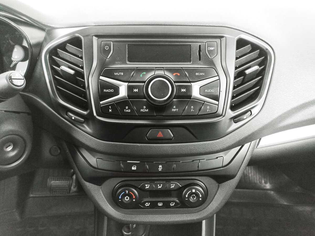 Lada (ВАЗ) Vesta с пробегом — 2015 год. Фото: #11