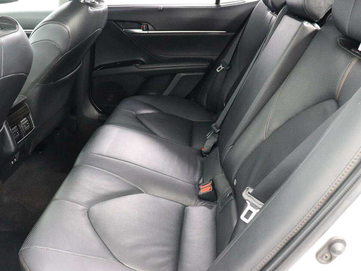 Toyota Camry с пробегом — 2018 год. Фото: #8