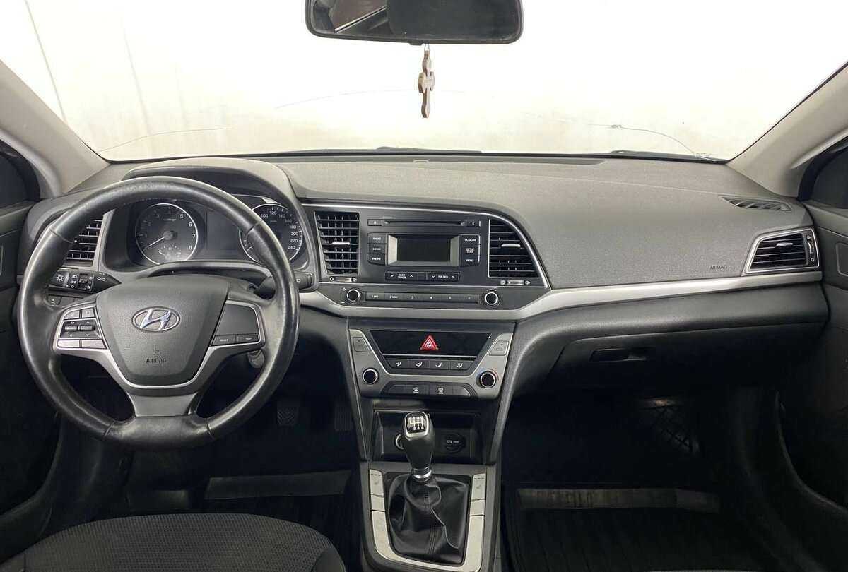 Hyundai Elantra с пробегом — 2017 год. Фото: #9