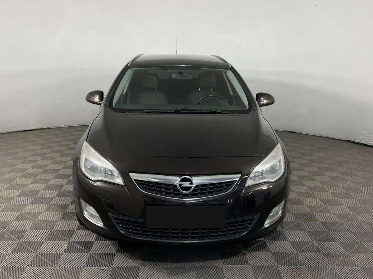 Opel Astra с пробегом — 2012 год. Фото: #1
