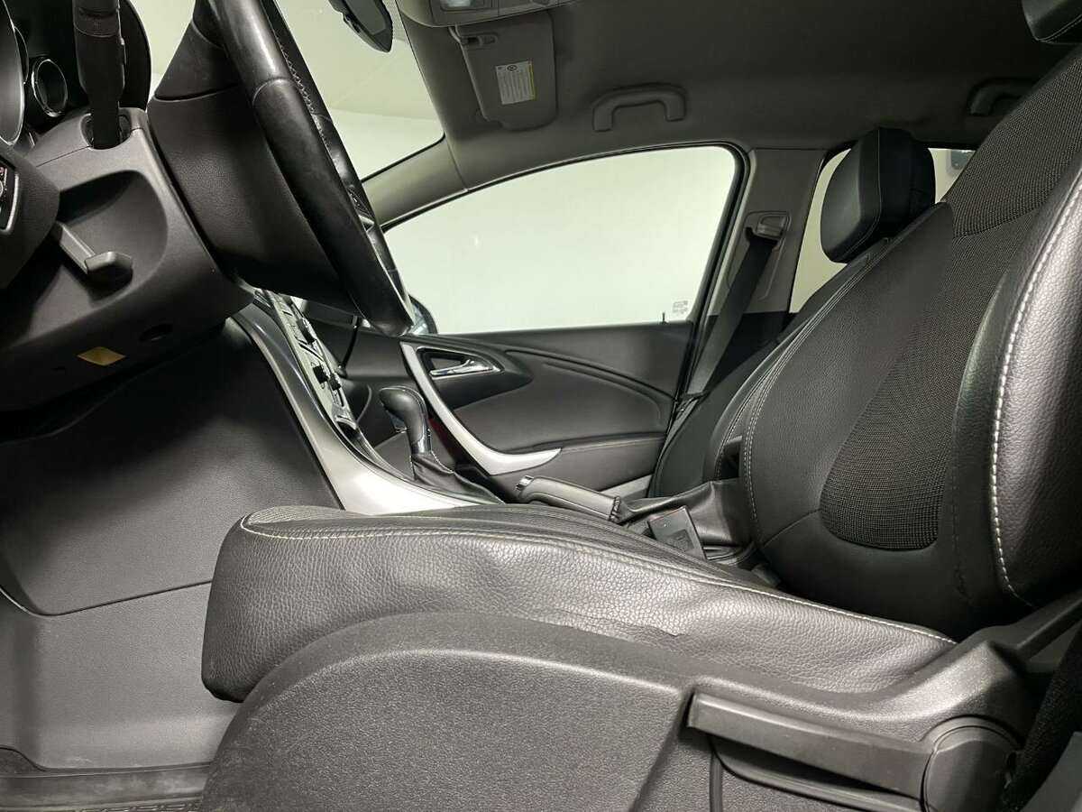 Opel Astra с пробегом — 2012 год. Фото: #9