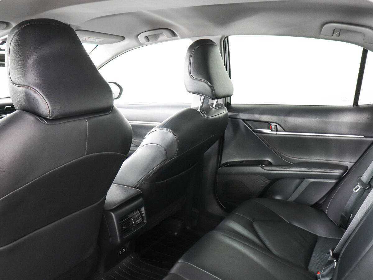 Toyota Camry с пробегом — 2018 год. Фото: #11