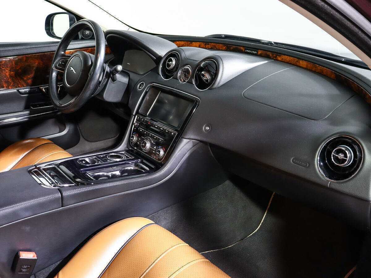 Jaguar XJ с пробегом — 2014 год. Фото: #9