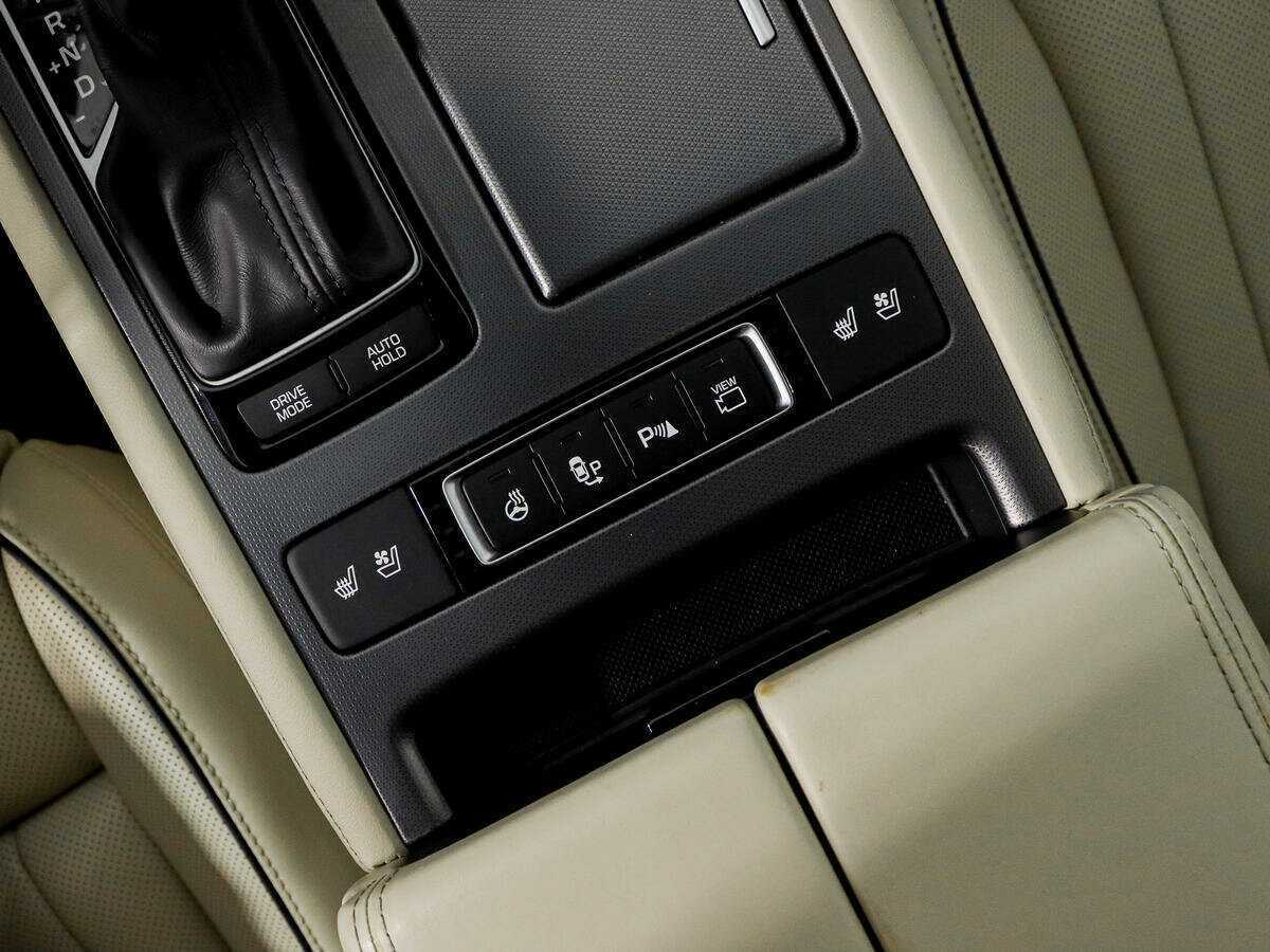 Hyundai Genesis с пробегом — 2015 год. Фото: #9