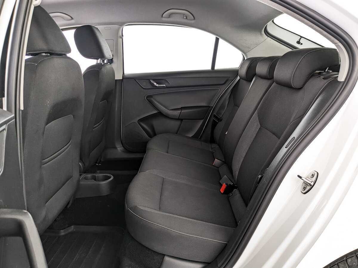 Skoda Rapid с пробегом — 2015 год. Фото: #13