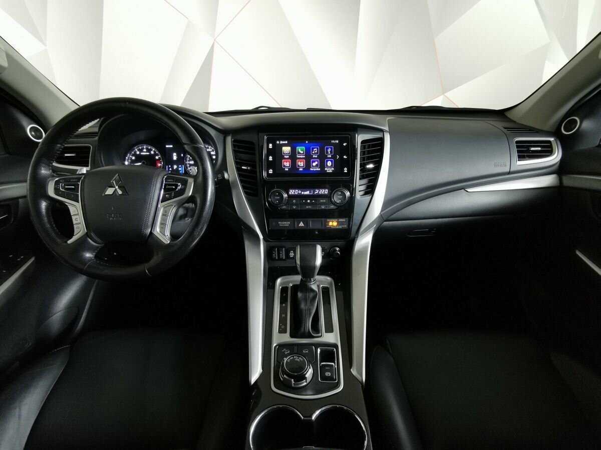 Mitsubishi Pajero Sport с пробегом — 2017 год. Фото: #9