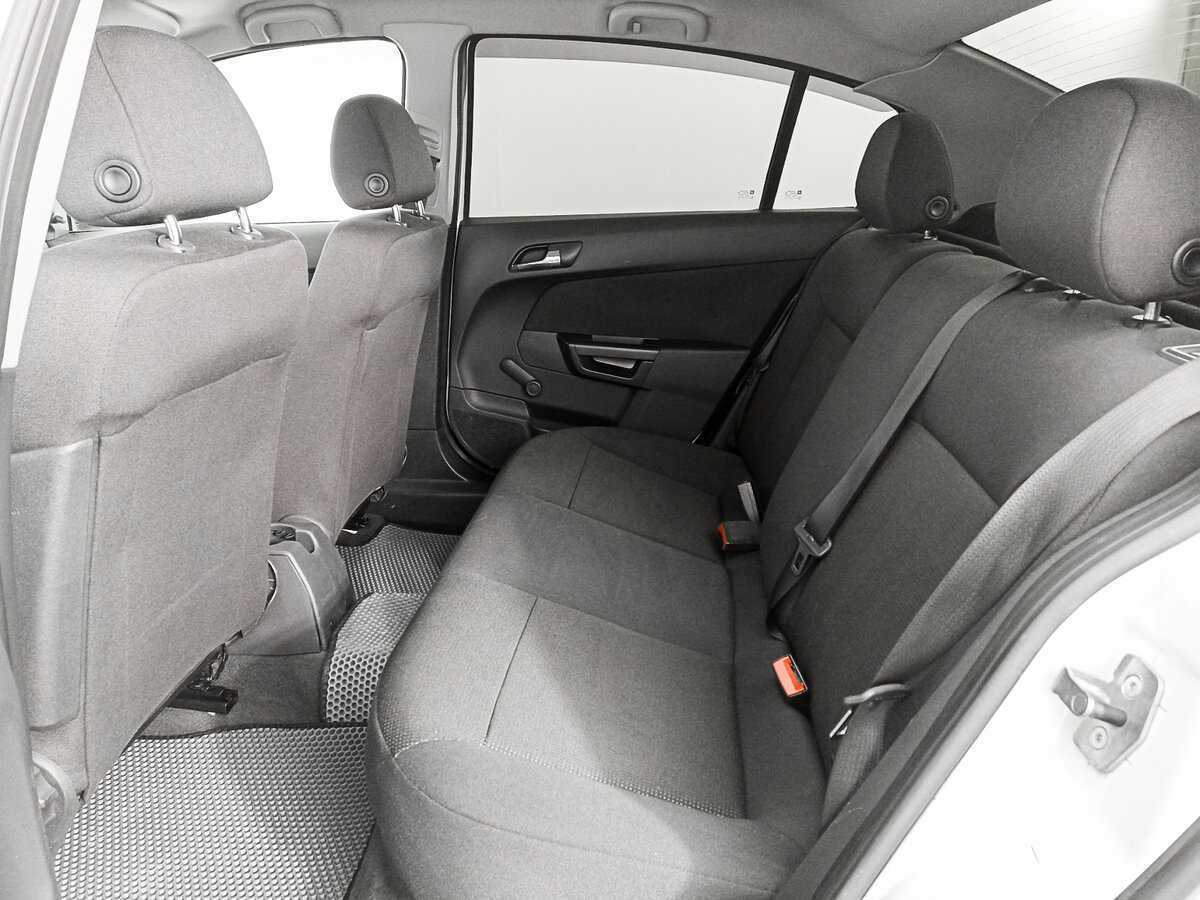 Opel Astra с пробегом — 2013 год. Фото: #9