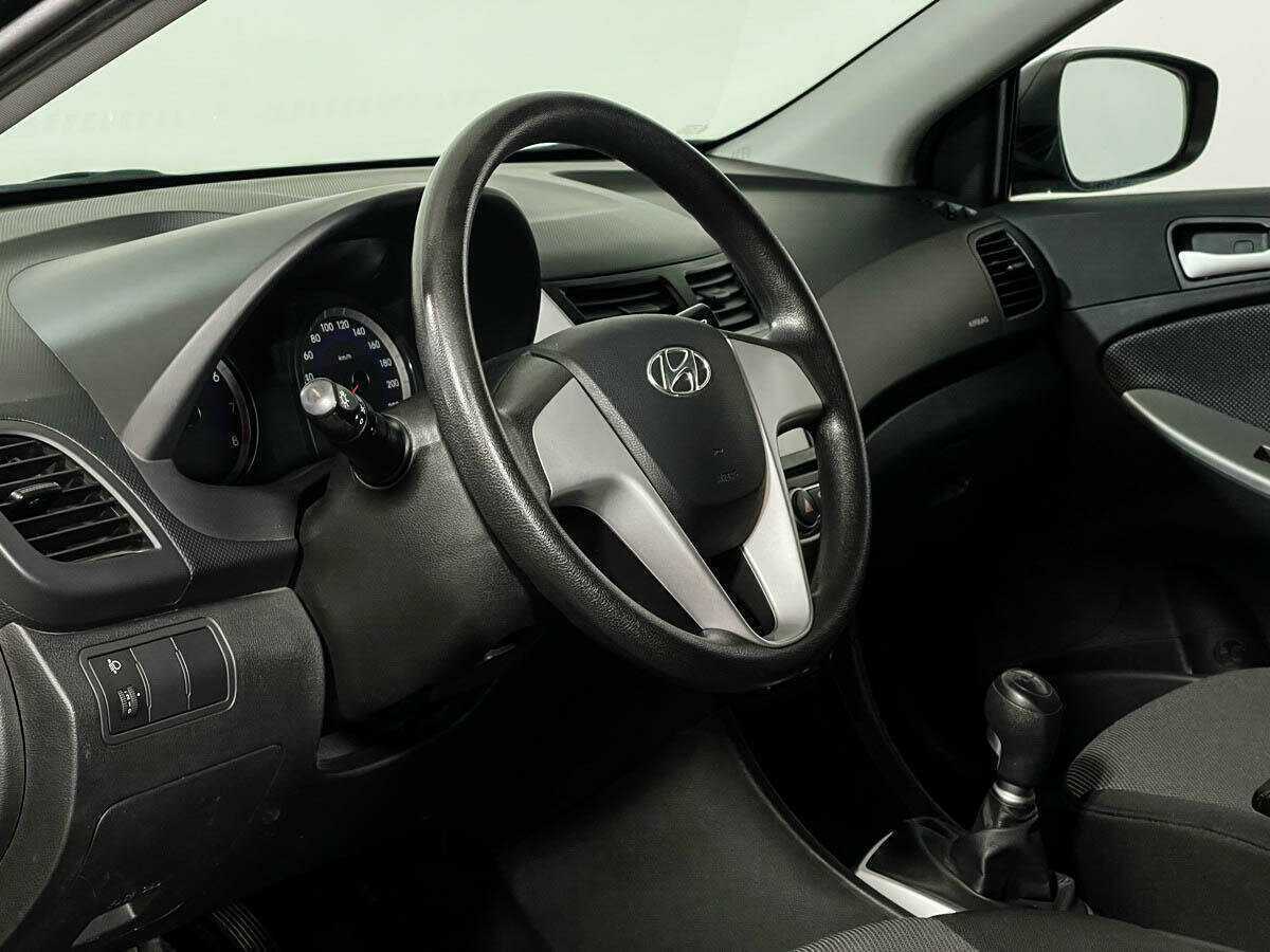 Hyundai Solaris с пробегом — 2012 год. Фото: #12