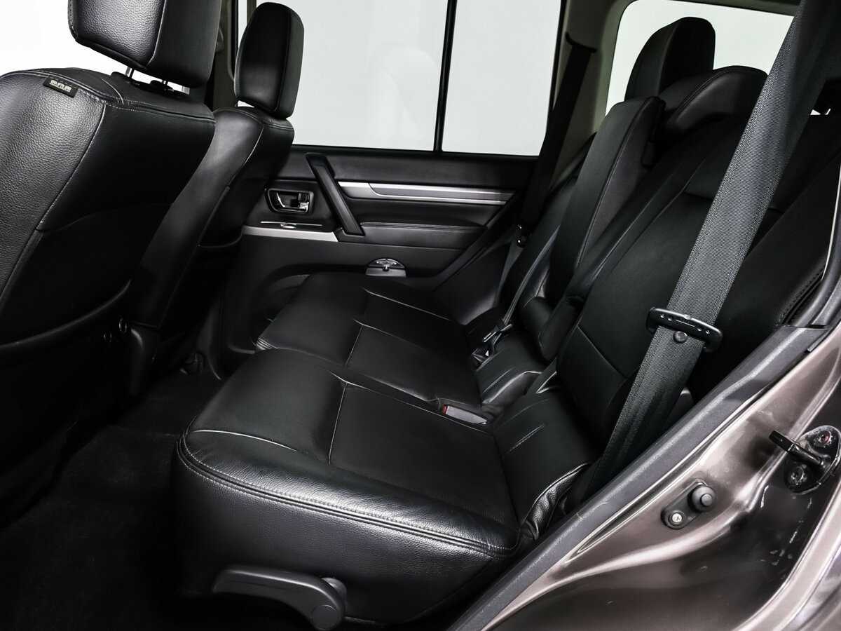 Mitsubishi Pajero с пробегом — 2015 год. Фото: #12