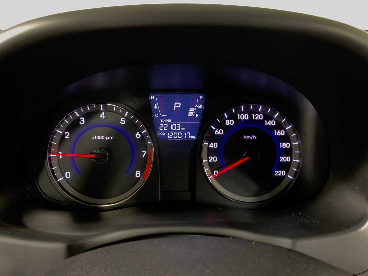 Hyundai Solaris с пробегом — 2012 год. Фото: #11