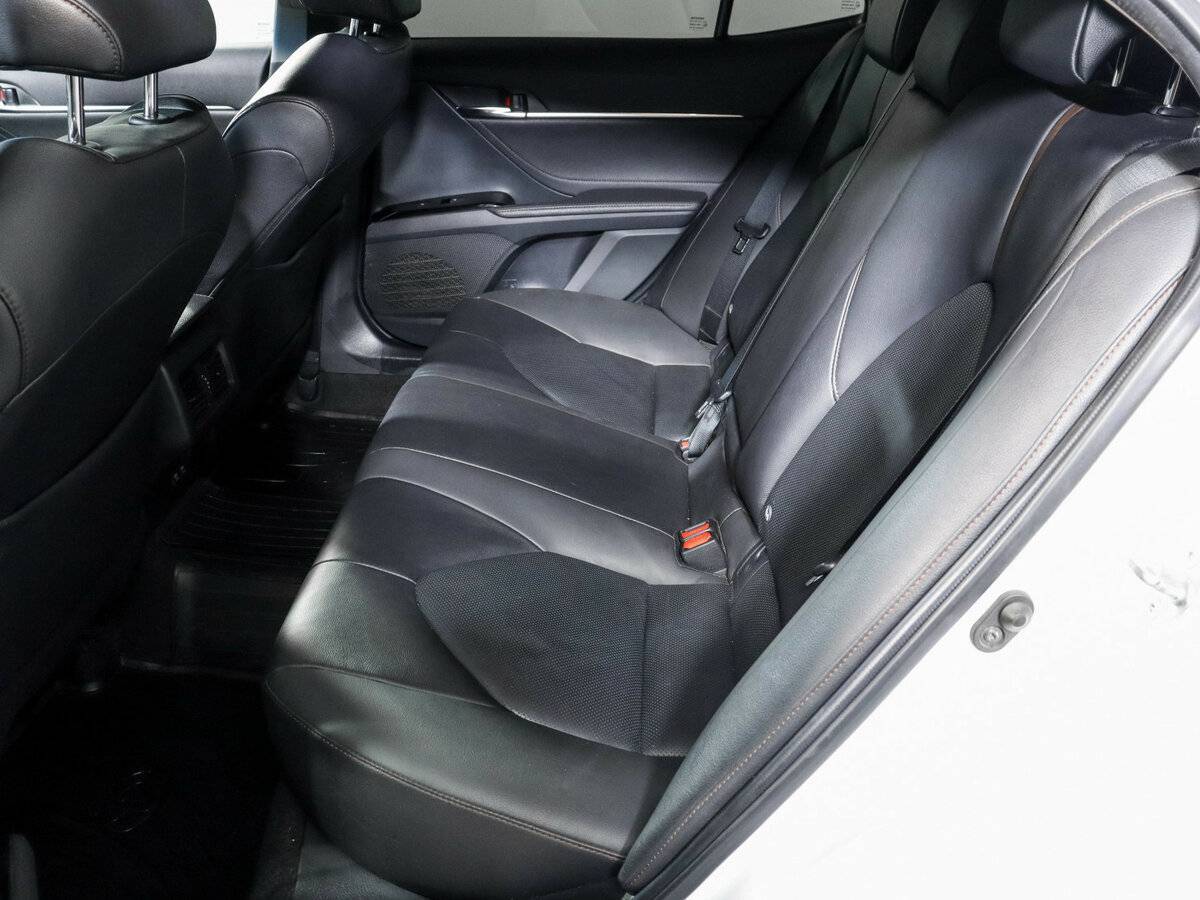 Toyota Camry с пробегом — 2021 год. Фото: #9