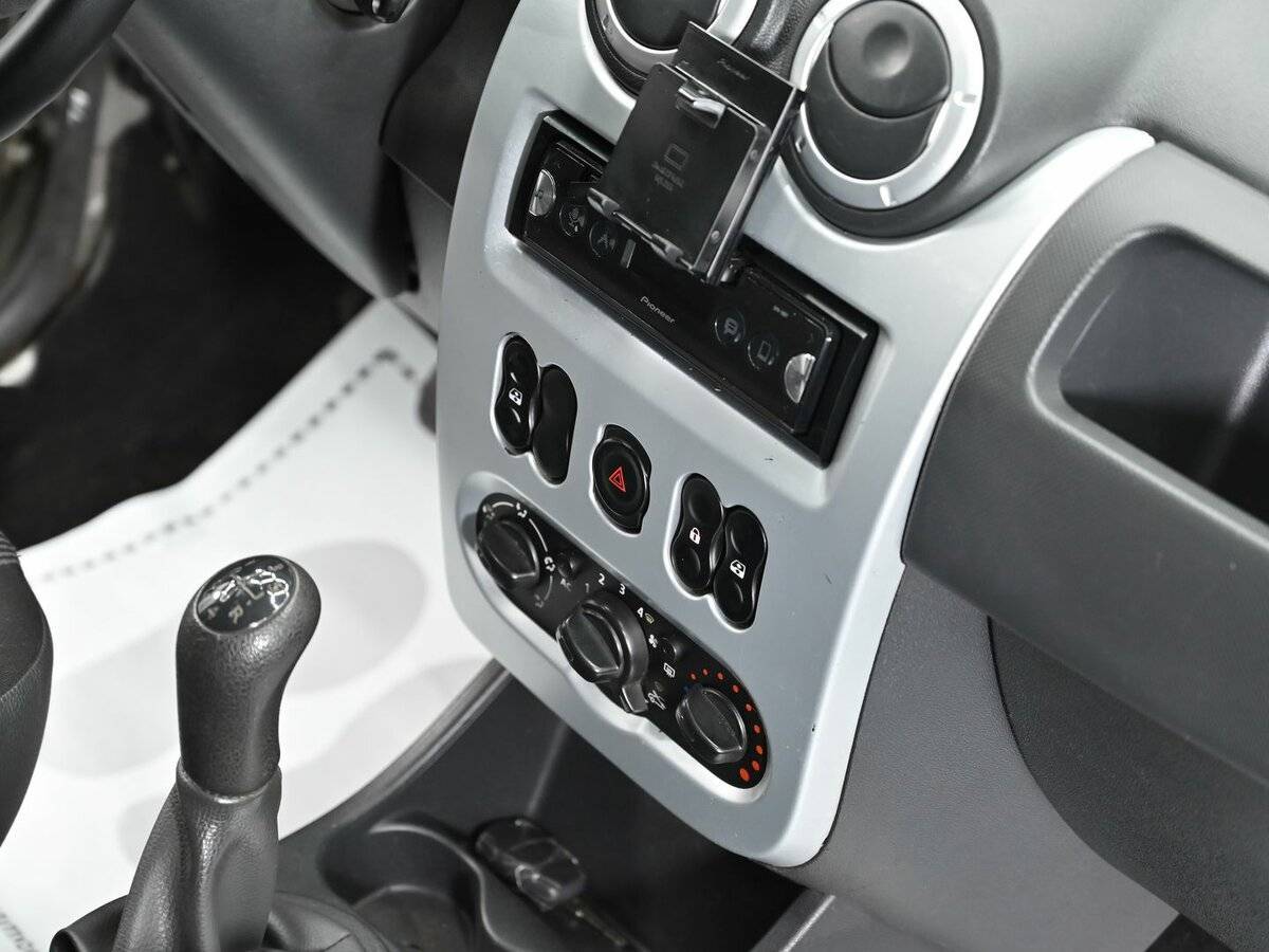 Renault Logan с пробегом — 2013 год. Фото: #9