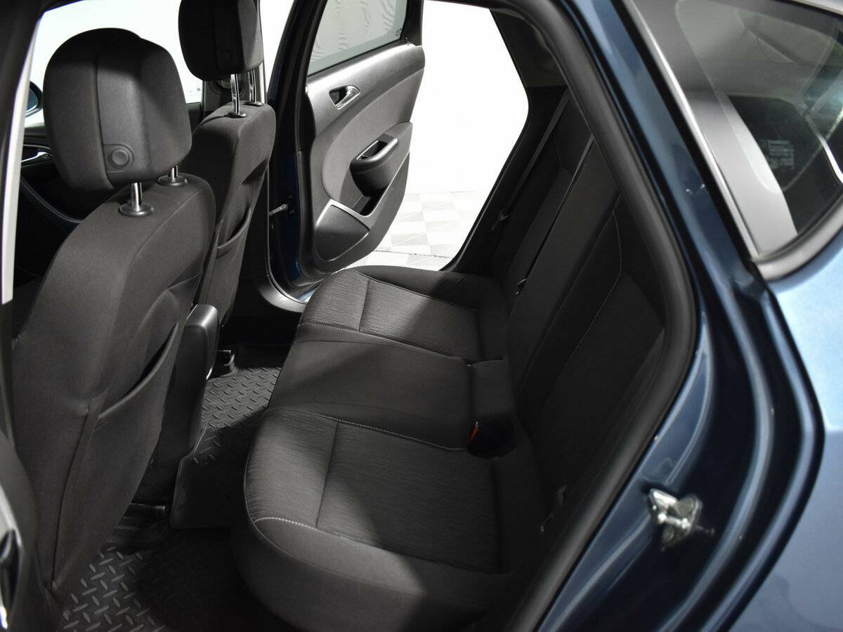 Opel Astra с пробегом — 2012 год. Фото: #11