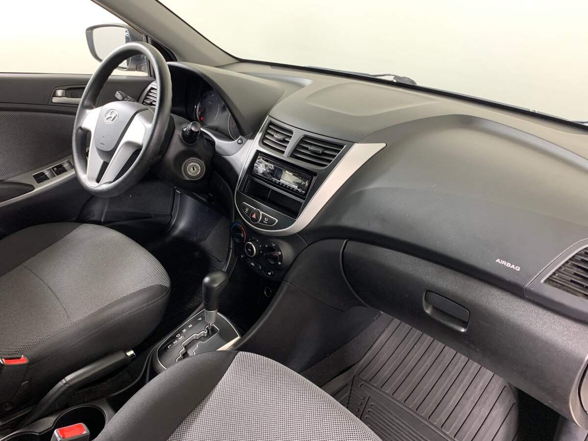 Hyundai Solaris с пробегом — 2012 год. Фото: #12