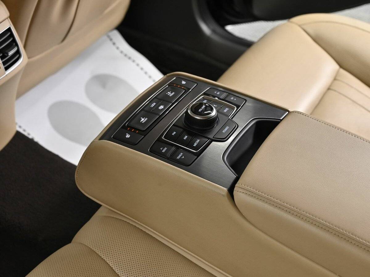 Hyundai Genesis с пробегом — 2016 год. Фото: #18