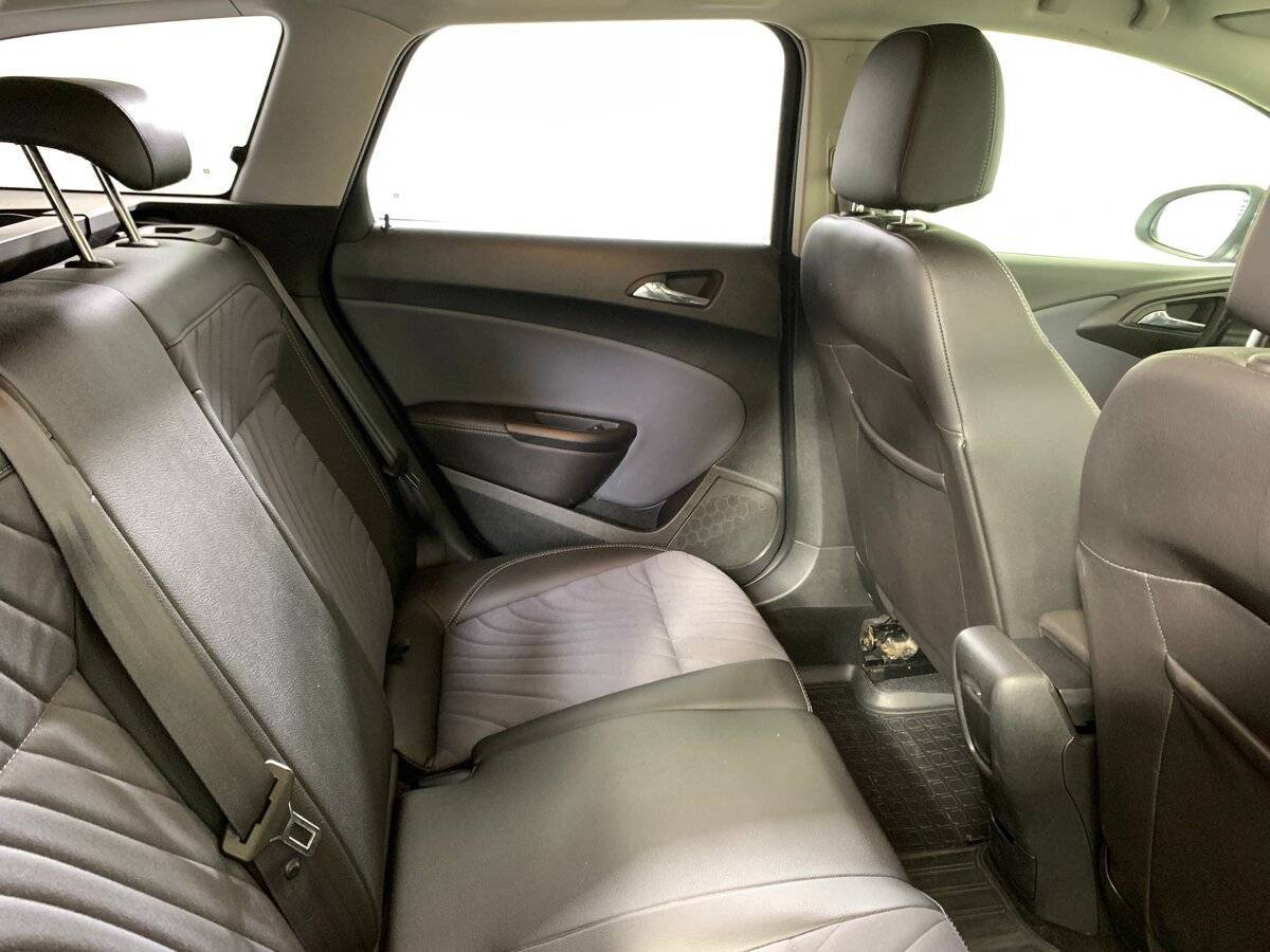 Opel Astra с пробегом — 2014 год. Фото: #16