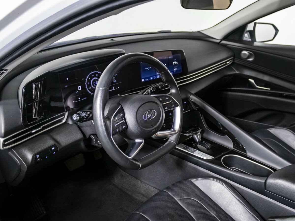 Hyundai Elantra с пробегом — 2021 год. Фото: #8