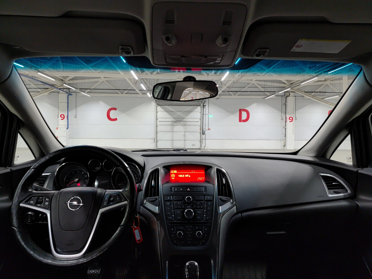 Opel Astra с пробегом — 2013 год. Фото: #13